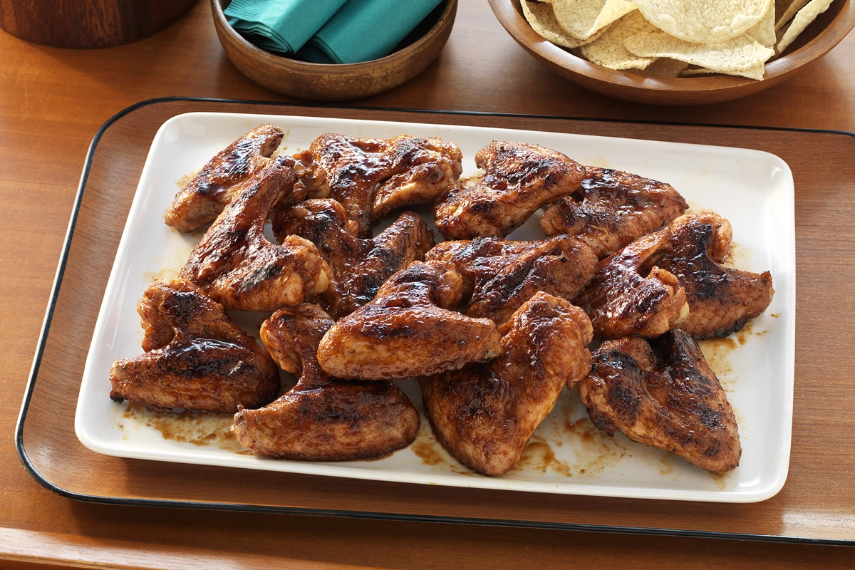 Alitas de pollo picantes y dulces con sriracha, miel y limón