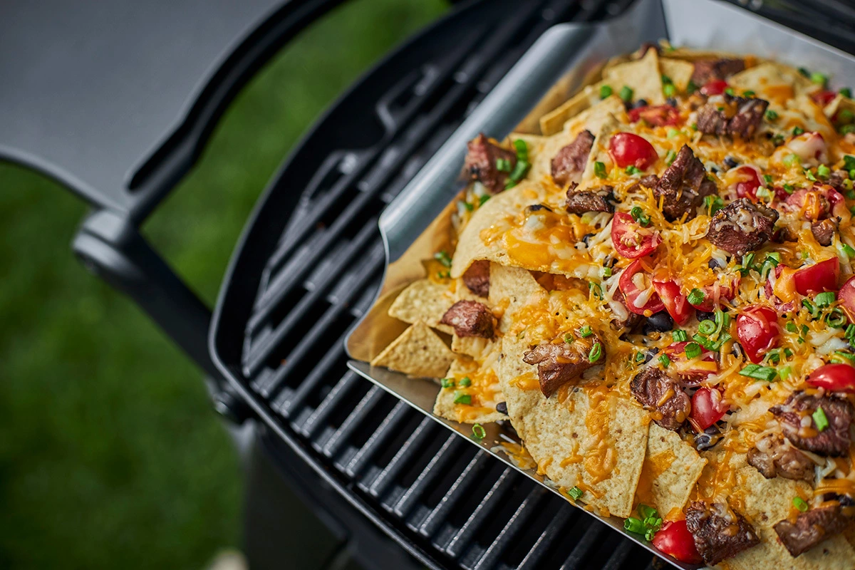 Nachos con queso acompañados de falda de res y frijoles negros